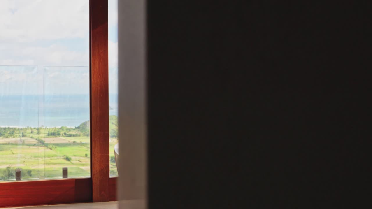 인도네시아 발리에서 바다를 볼 수 있는 고급스러운 욕실