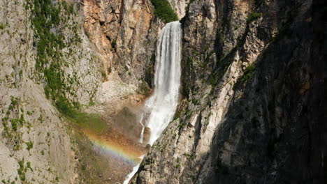 Vista-Aérea-De-La-Cascada-De-Boka-Con-Un-Hermoso-Arco-Iris-En-Un-Día-Soleado-En-Eslovenia