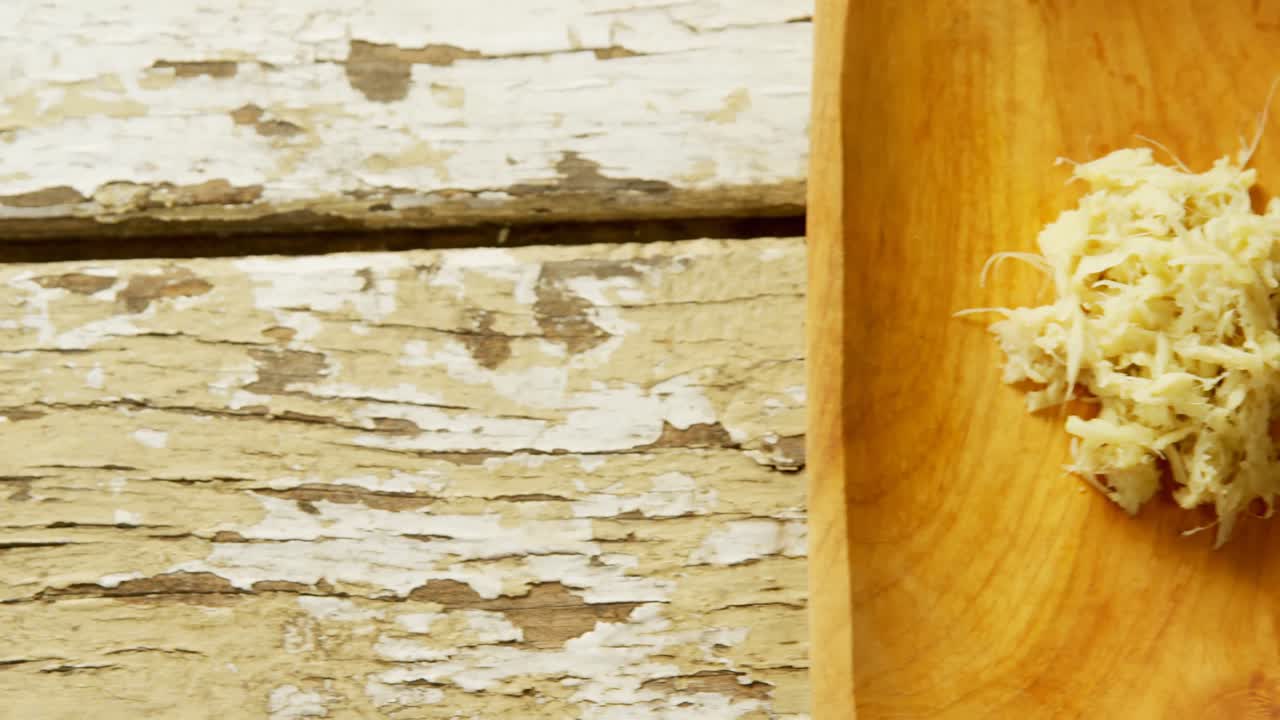 el jengibre rallado se coloca en una bandeja de madera 4k 4k