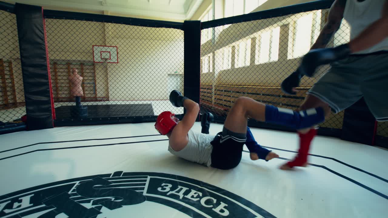 Sparring di arti marziali miste in una gabbia