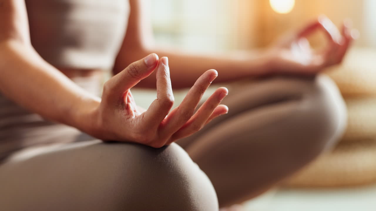 Donna in postura di meditazione