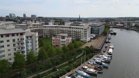 imágenes aéreas de los apartamentos frente al mar de la ciudad de bristol uk 4k