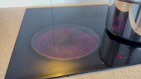 calentamiento de ollas en la estufa de inducción en la cocina
