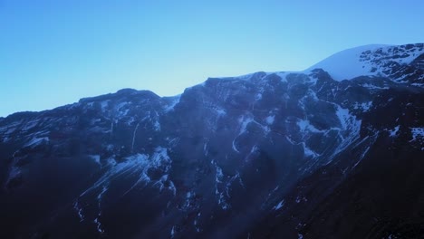 Antena-Nublada-Del-Hermoso-Paisaje-Del-Pico-De-Orizaba-Y-Vista-Panorámica-Del-Volcán-Citlaltepetl,-México