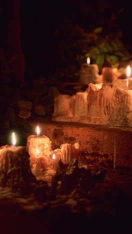 velas brillando en la oscuridad