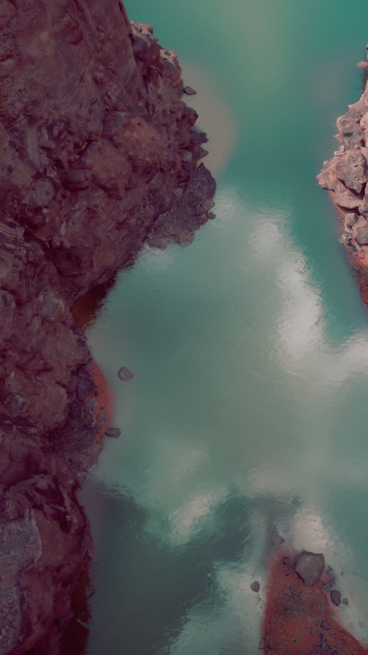 Vista aerea di un canyon con un fiume
