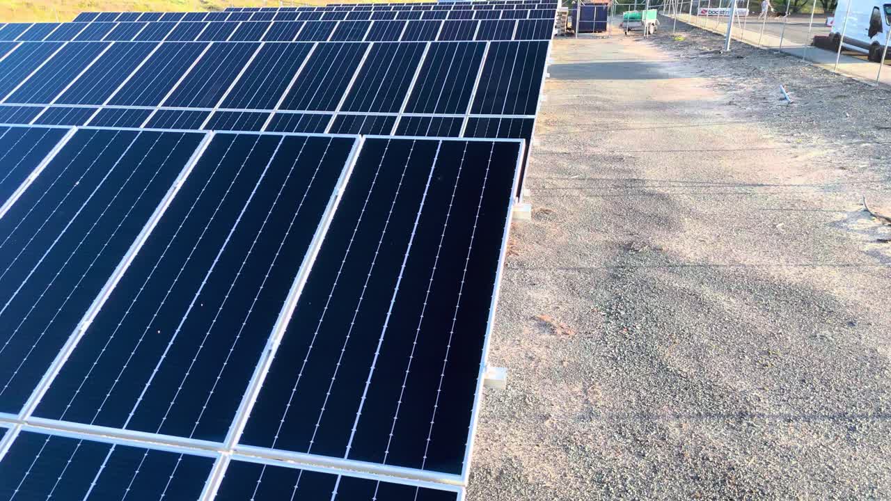 paneles solares instalados en un estacionamiento