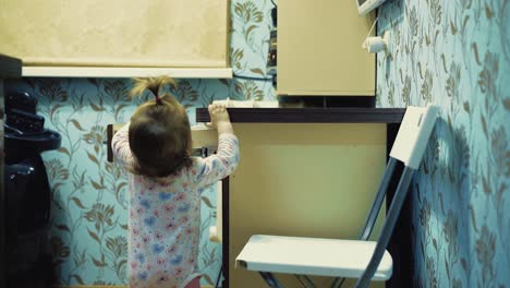 child-takes-a-ceramic-knife-from-the-table