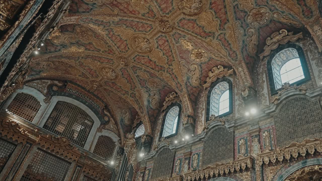 Soffitto e finestre interne di chiesa ornata a Porto, Portogallo