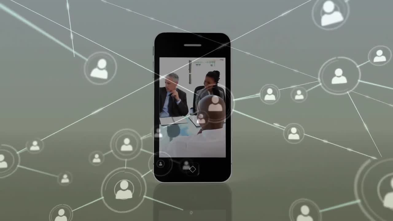 animación de iconos conectados sobre diversos empresarios discutiendo informes en el teléfono celular