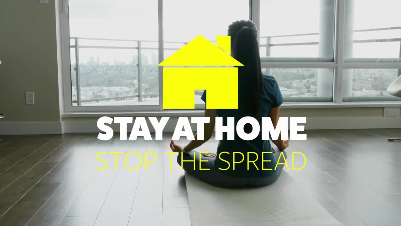 코카시안 여성이 명상하는 사회적 거리두기 메시지를 담은 노란색 집의 애니메이션