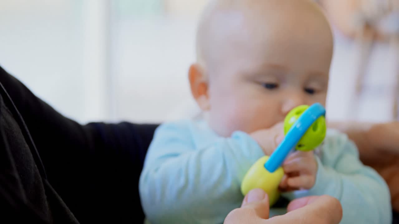 아기 소년 이 아버지 와 함께 장난감 4k 를 가지고 놀고 있다