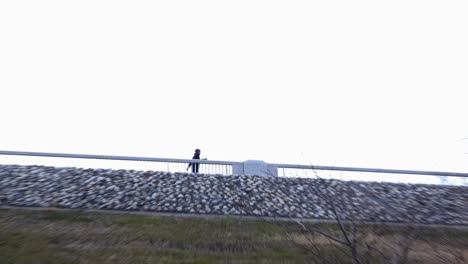 성인 남성이 걷고 다리를 건너는 모습
