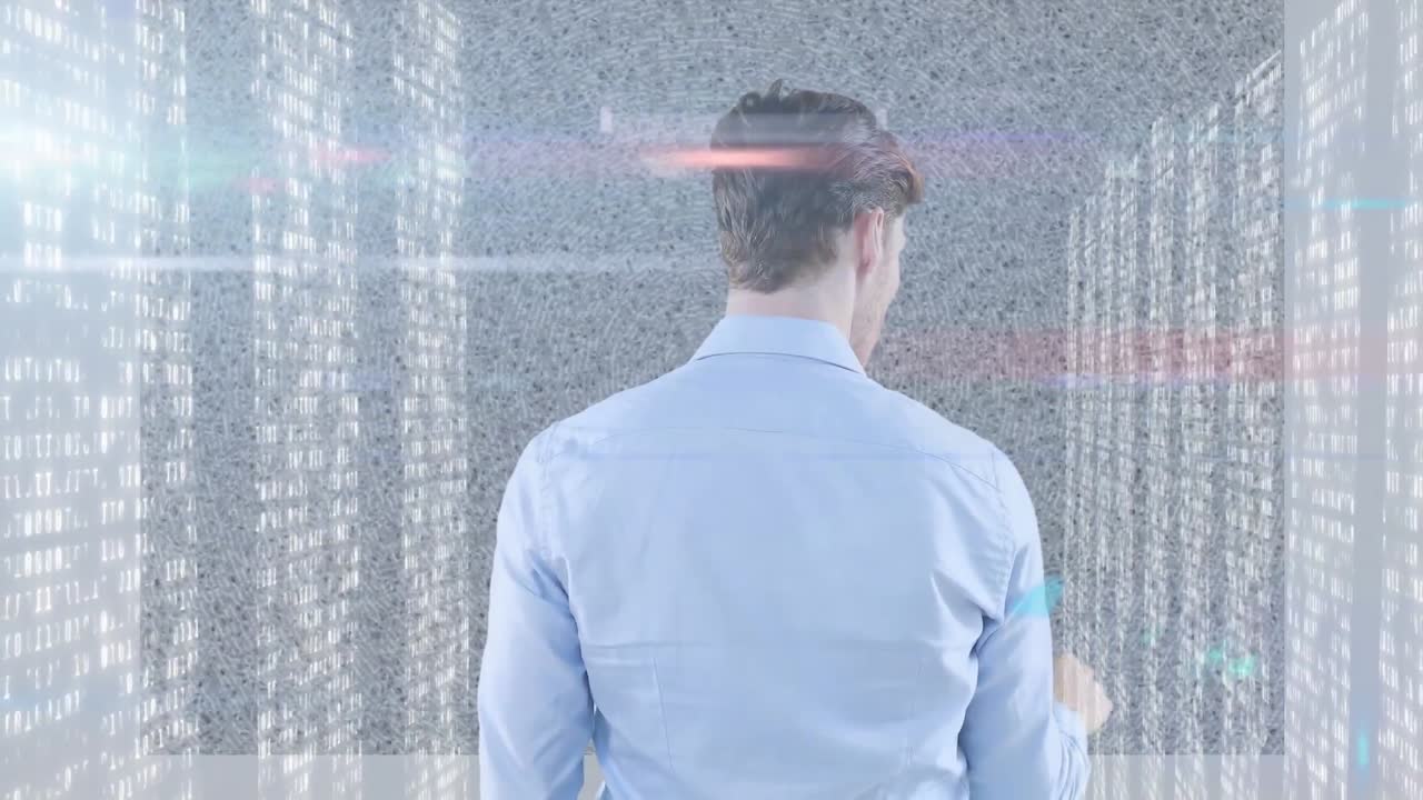 데이터 처리 스크린에 대해 보이지 않는 스크린을 만지는 사업가에 대한 빛의 반점