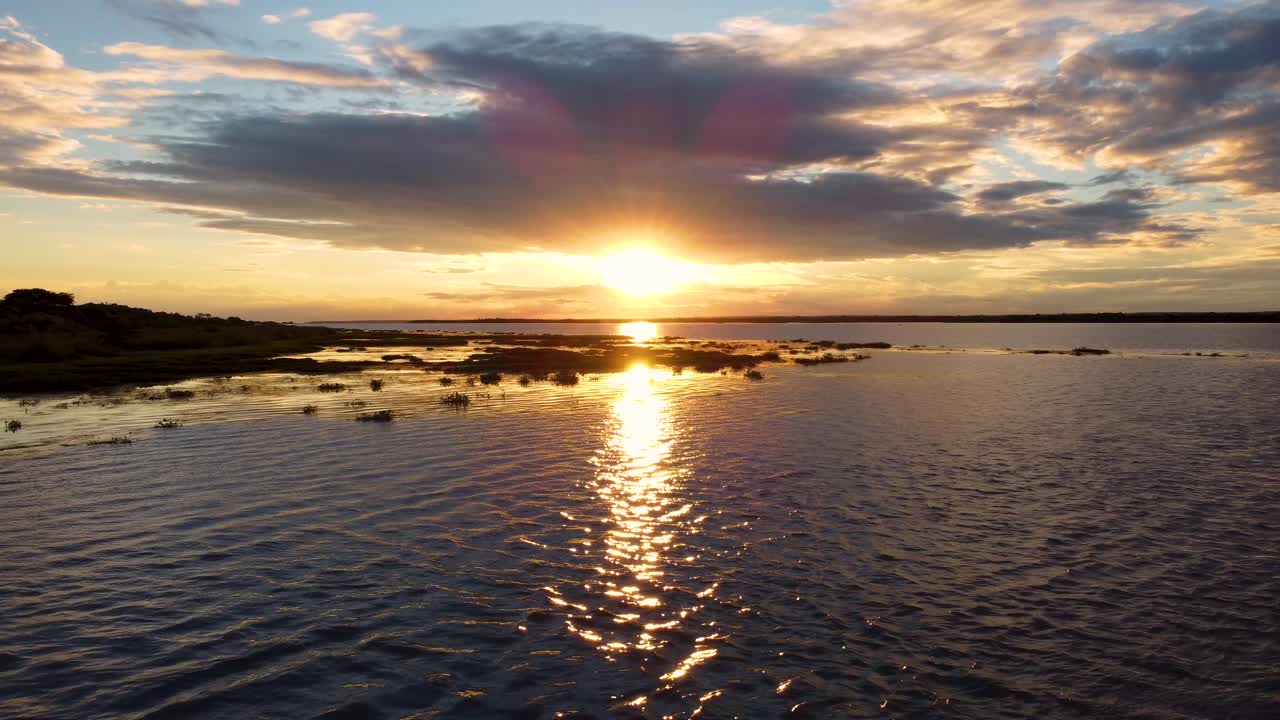 amigos curtindo o pôr do sol em uma plataforma no meio do rio parana - panorama, sp - brasil
