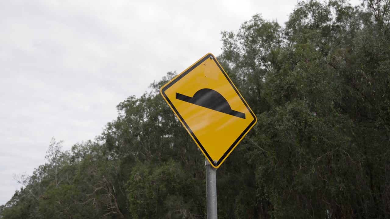 señal de advertencia de tráfico de velocidad, negra sobre fondo amarillo en australia