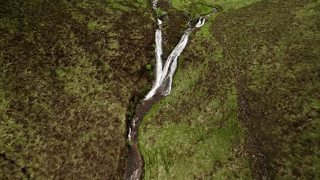 Dos-Ríos-Crean-Una-Cascada-En-Medio-Del-épico-Valle-De-Escocia-Cinematográfico-4k