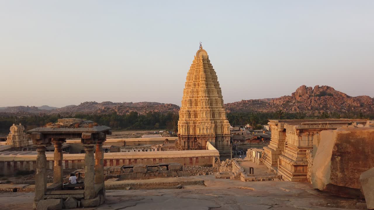 plano general del templo virupaksha al atardecer en hampi, karnataka, india