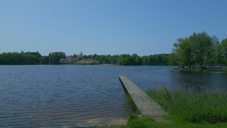 largo y estrecho pasillo de madera
