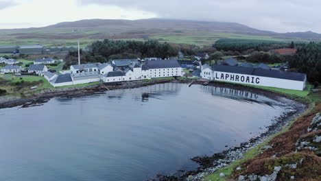 Destilería-De-Whisky-Laphroaig-Aéreo-Sobre-La-Bahía