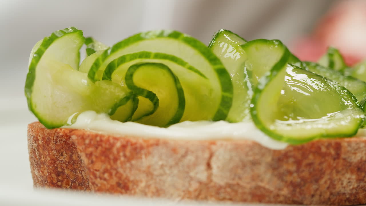 Toast di cetriolo e formaggio a crema