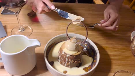 vista cercana de una mujer saborea un postre glamoroso creado por un chef en el algarve, portugal