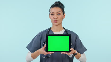Mujer-Feliz,-Enfermera-Y-Tableta-Con-Pantalla-Verde