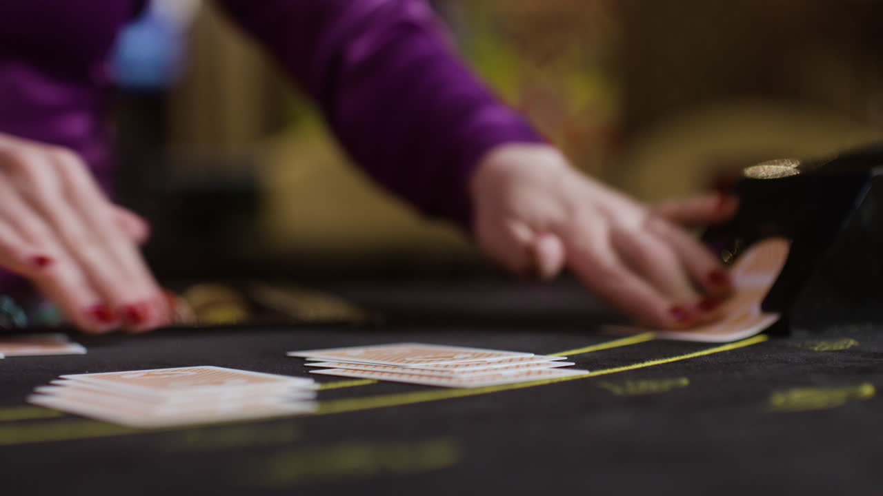 포커 카드를 취급하는 크루피어.