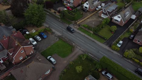 Video-Von-Autos,-Die-Durch-Eine-Straße-In-Einer-Alten-Englischen-Stadt-Namens-Fair-Oak-Fahren