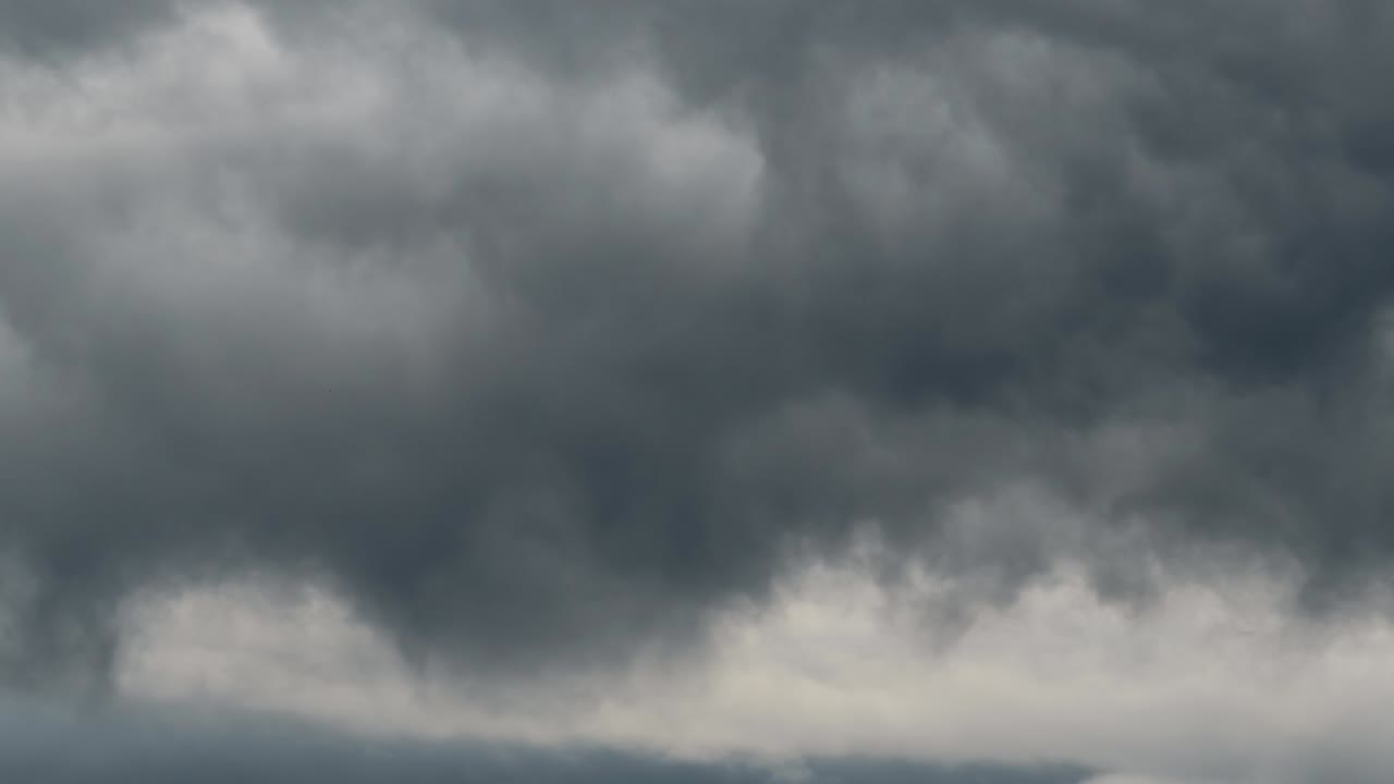美しい暗いドラマチックな空と嵐の雲 雨の前の時間の流れ