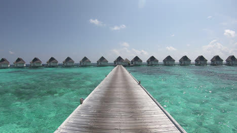 Timelapse-Caminando-Con-Bungalow-En-Mar-Océano-En-Maldivas