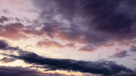 Dunkle-Gewitterwolken-Ragen-über-Dem-Horizont-Auf