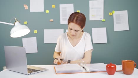 la mujer que examina los archivos aprueba los archivos con su cabeza.