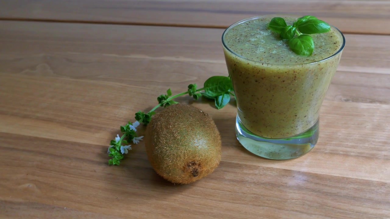 Frullato fresco, sano e vegano di kiwi per vitamine e detox. Ottima bevanda estiva con gli amici