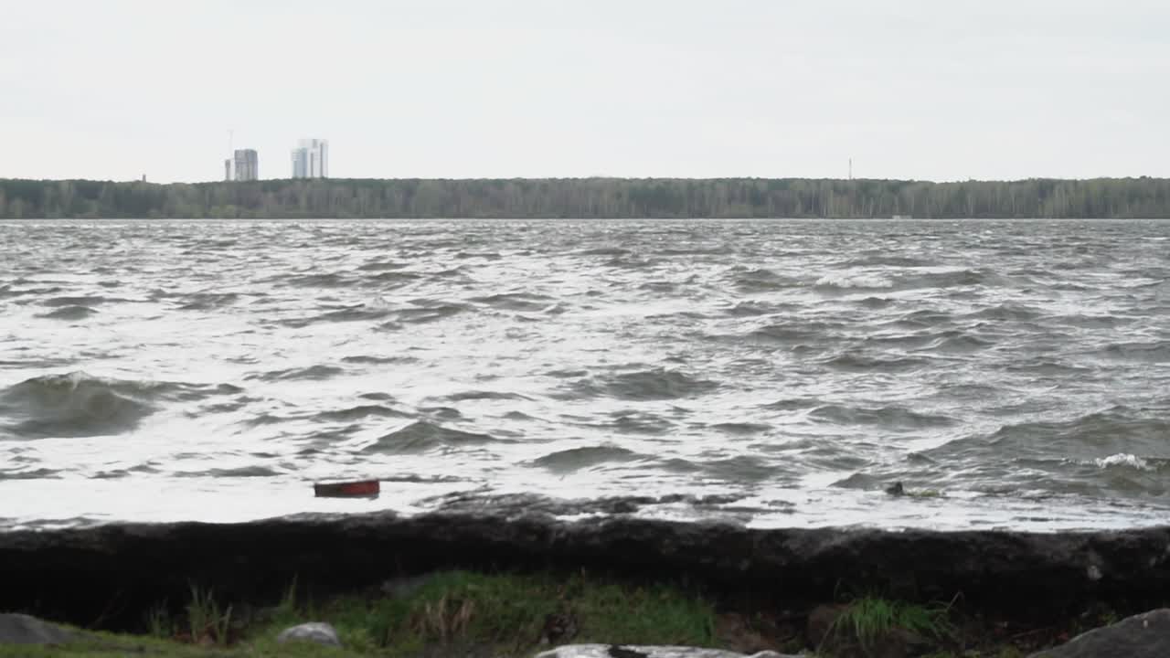 폭풍이 불어오는 호수 장면