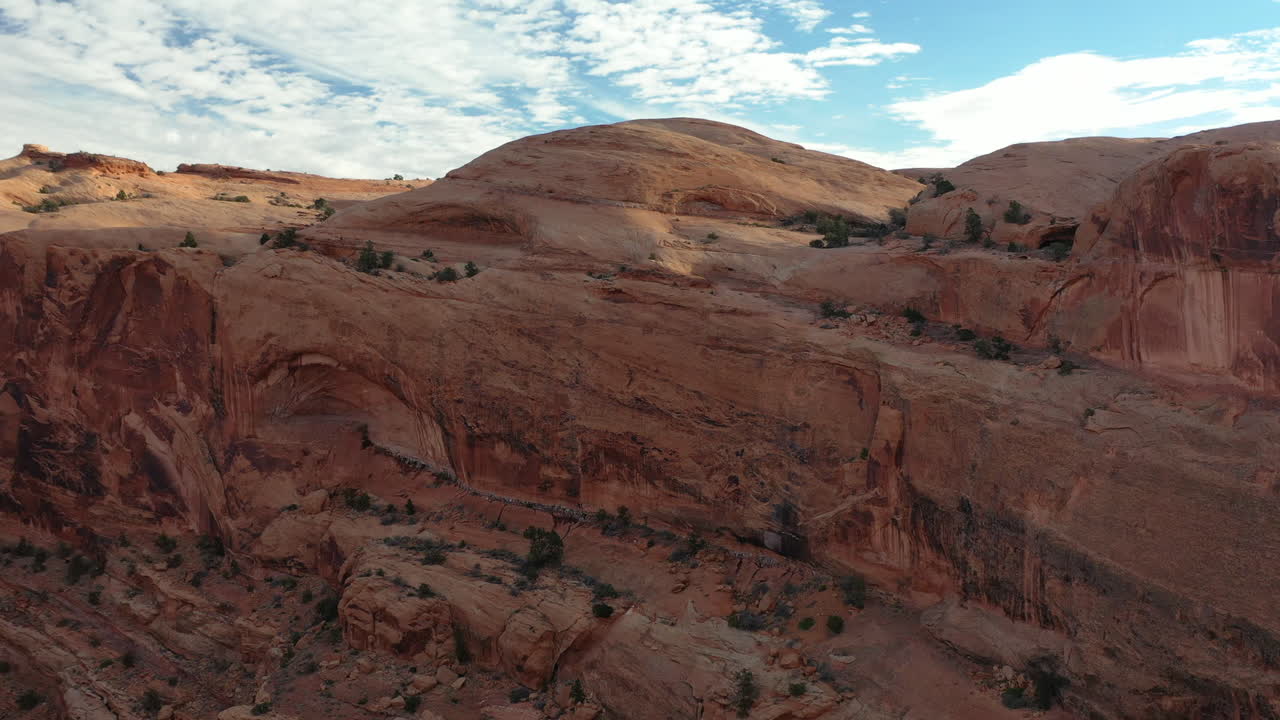미국 유타의 저녁 햇빛에 그랜드 캐년의 콜로라도 강 옆에 있는 산맥의 공중 전망