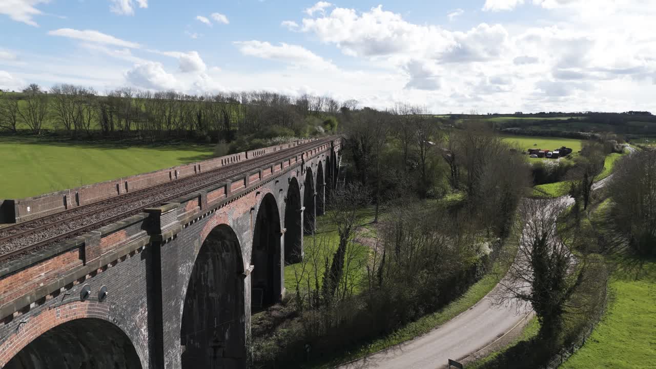 웰랜드 다이아트 (harringworth and seaton viaduct) 로도 알려진 노스햄튼셔 (northamptonshire) 의 천천히 상승하는 드론 영상은 웰랜드 강 (river welland) 을 가로질러 밝고 은 날 시골로 사라집니다.