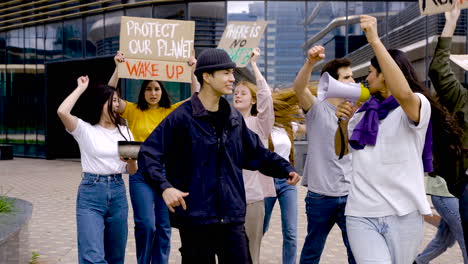 grupo interracial de manifestantes caminando por el distrito financiero