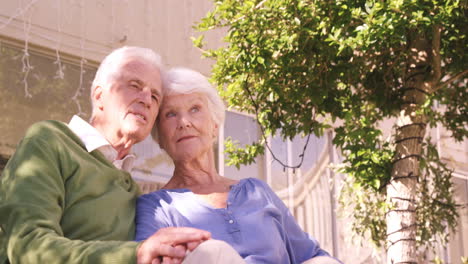 una pareja de ancianos sentados juntos.