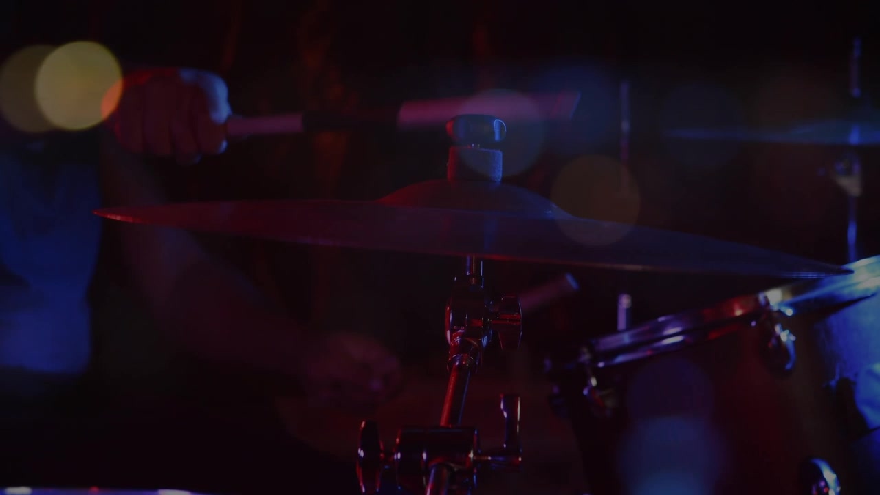 Animazione di bokeh su musicisti che suonano percussioni.