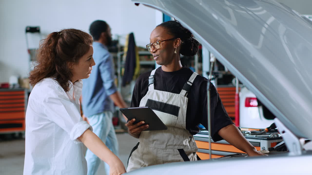 profesionales calculan servicios de reparación de automóviles