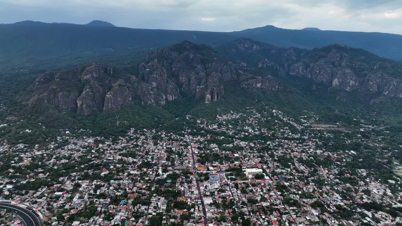 vista aérea de la ciudad mágica de tepoztlan en morelos, día nublado en méxico