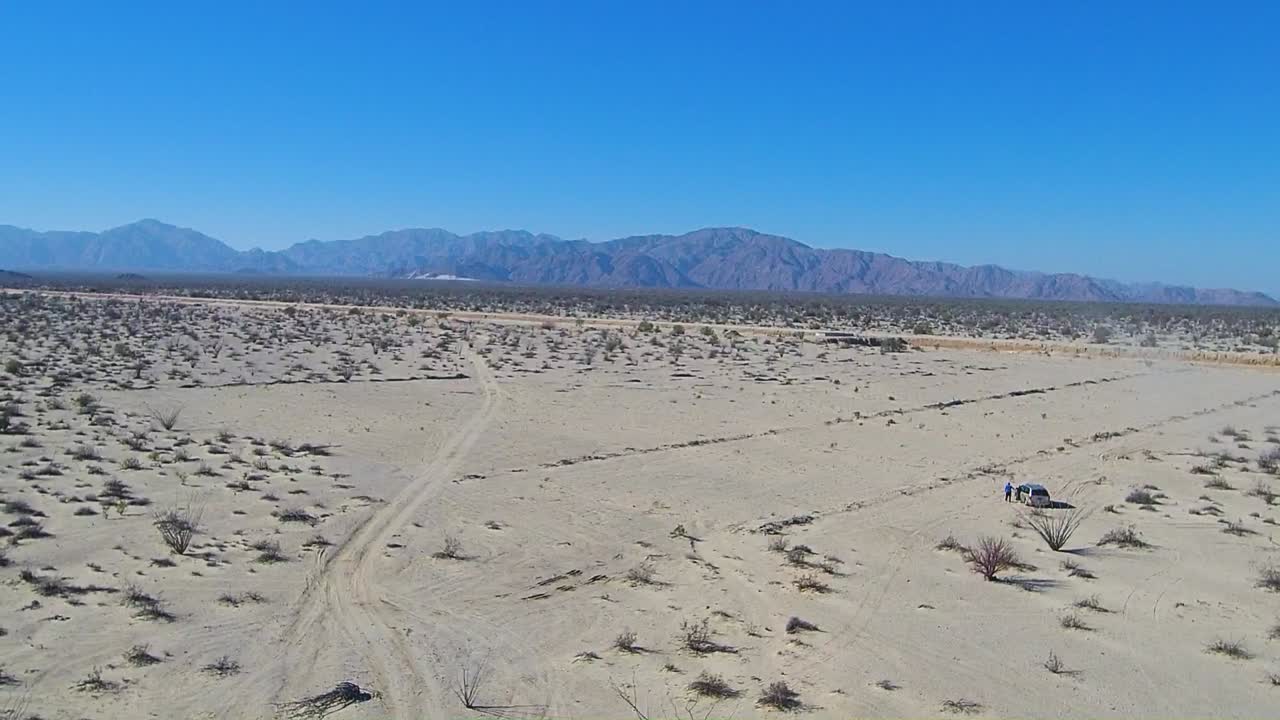vista de un dron volando sobre un campo desde una montaña