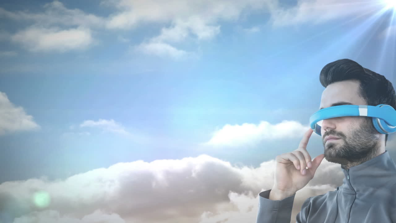 hombre caucásico con gafas vr contra el punto de luz contra las nubes en el cielo azul