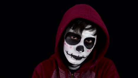 modelo masculino con maquillaje de calavera