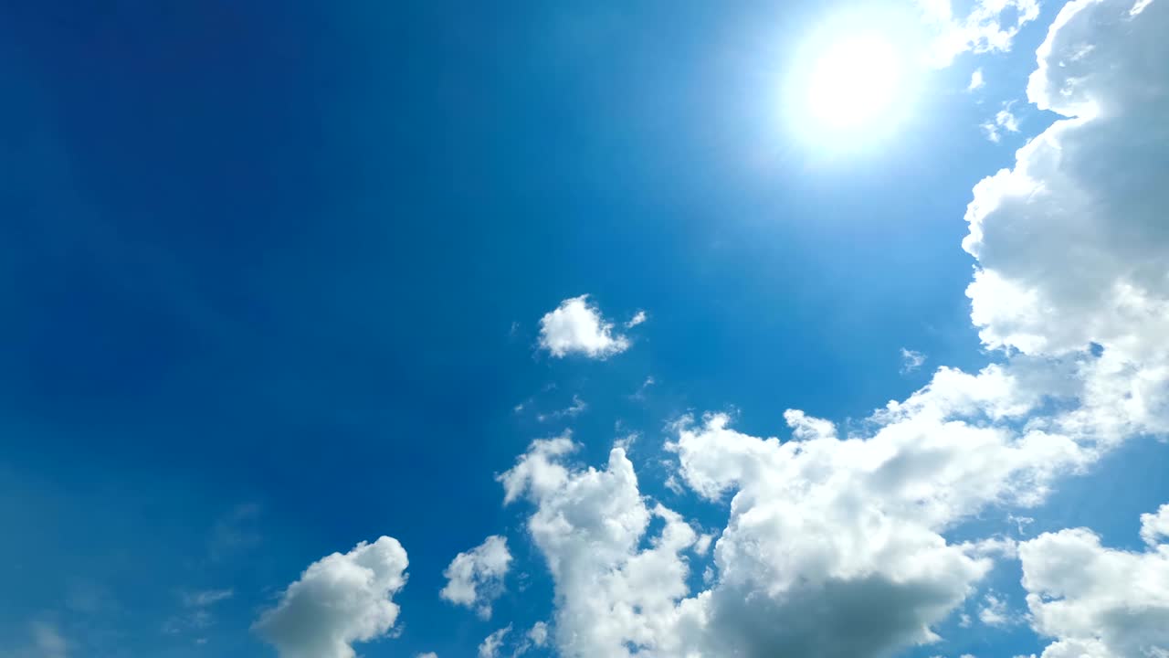 las nubes se mueven en el cielo azul.