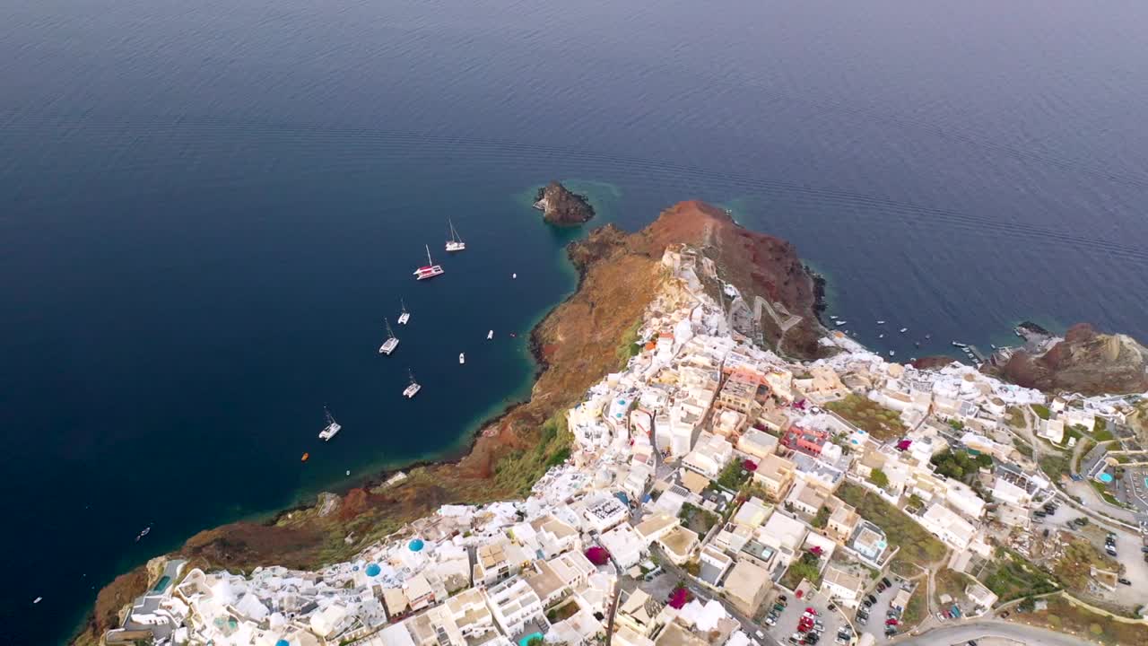 increíble puesta de sol de verano en santorini, ciudad de oia, islas cicládicas, grecia