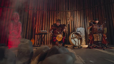 la banda de folk rock toca música de altai con instrumentos antiguos