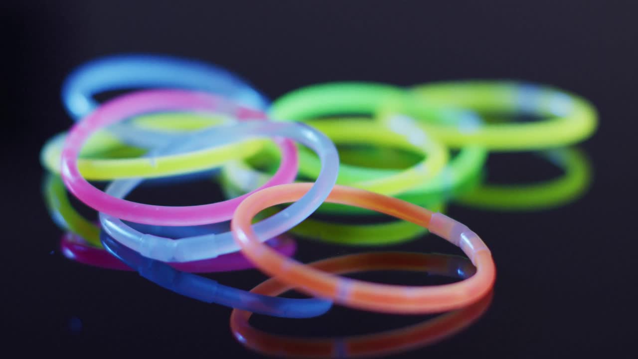 검은색 배경 위에 다수의 다채로운 네온 빛 막대기의 애니메이션