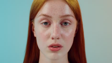 mujer de cabello rojo y pecas
